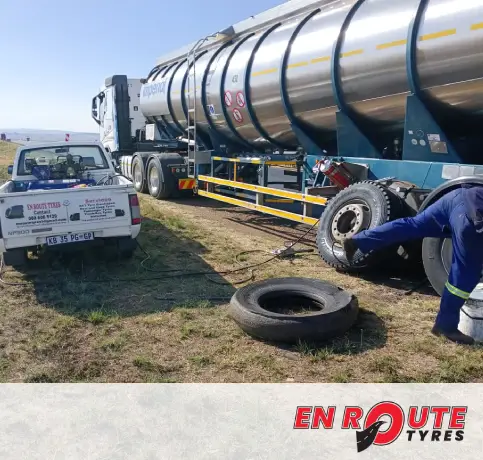 EN ROUTE TYRES vehicle assisting a customer with a tyre replacement on-site.